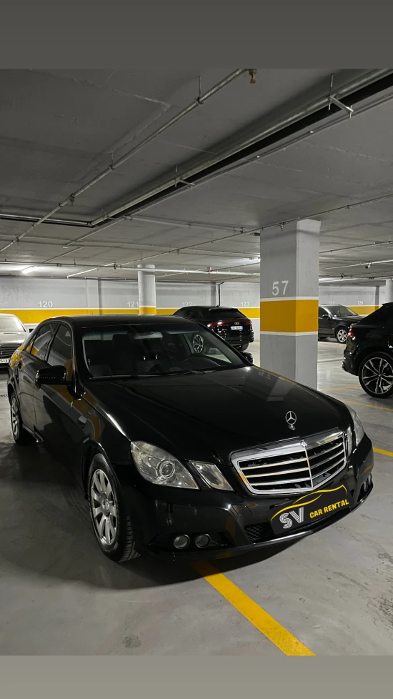 Merrni me qira një Mercedes-Benz E 220 të vitit 2012 në Tirana