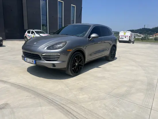 Wynajmij Porsche Cayenne z 2012 roku w Tirana