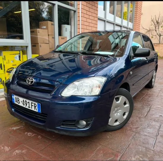 Wynajmij Toyota Corolla z 2004 roku w Tirana