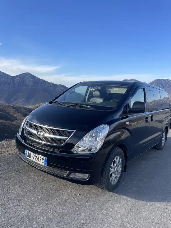 Noleggia una Hyundai H-1 Starex dell'anno 2015 a Tirana