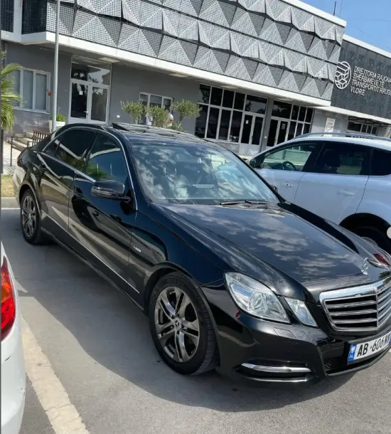 Alquila un 2012 Mercedes-Benz E 220 en Vlorë