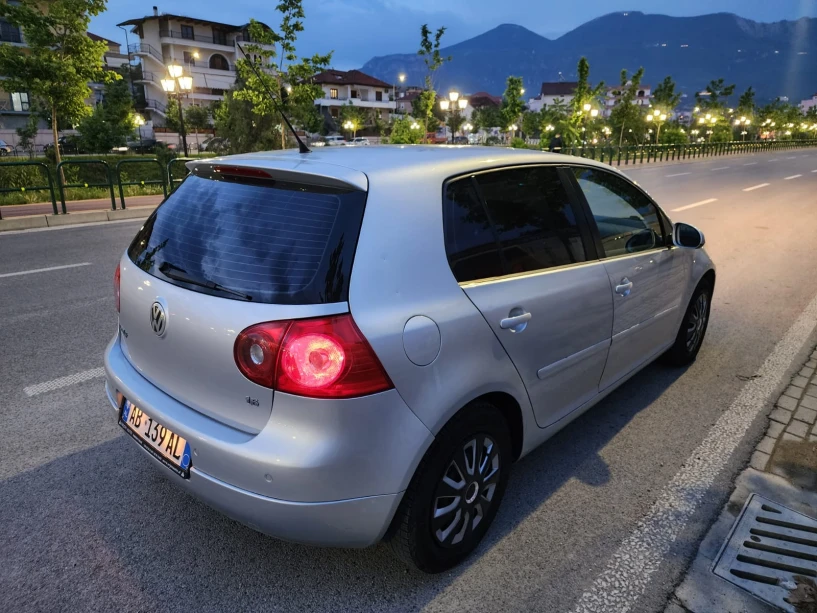 Noleggia un'auto a Tirana