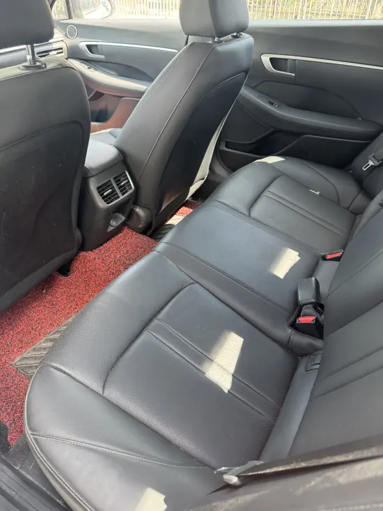 Merrni me qira një Hyundai Sonata të vitit 2020 në Tirana