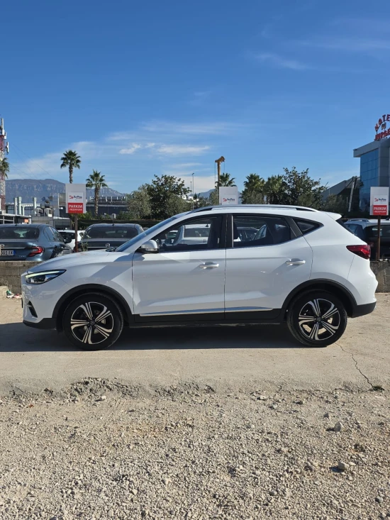 Alquila un 2023 MG ZS en Tirana