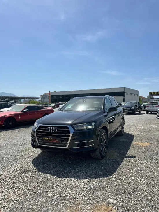 Noleggia una Audi Q7 dell'anno 2019 a Tirana