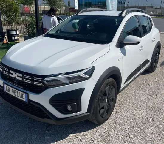 Merrni me qira një Dacia Sandero të vitit 2024 në Tirana