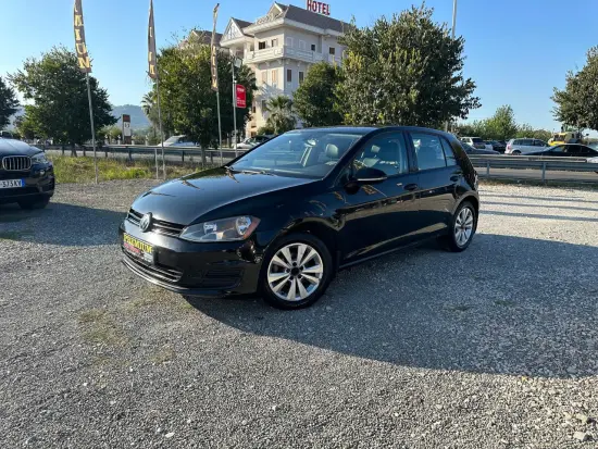 Noleggia una Volkswagen Golf 7 dell'anno 2015 a Tirana
