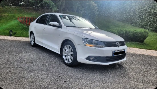 Wynajmij Volkswagen Jetta z 2013 roku w Tirana