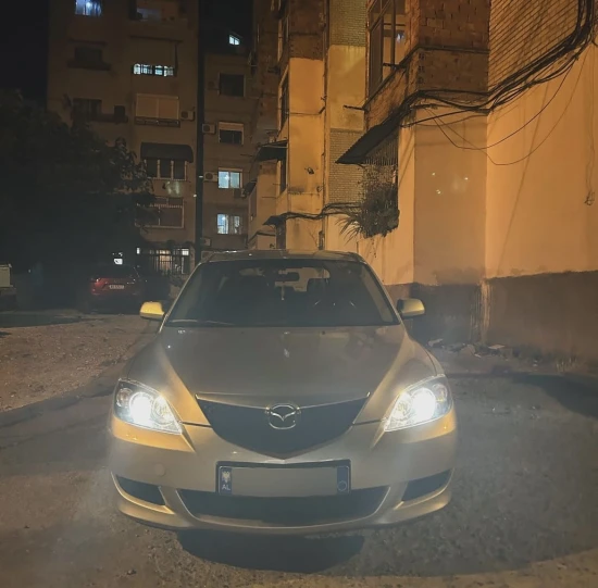 Louer une Mazda 3 de l'année 2006 à Tirana