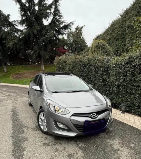 Merrni me qira një Hyundai i30 të vitit 2015 në Tirana