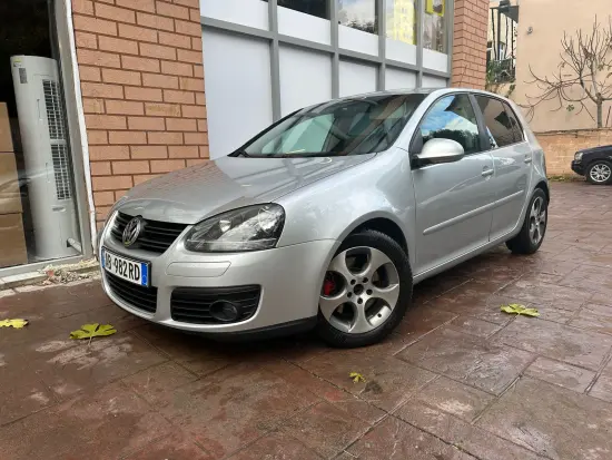 Wynajmij Volkswagen Golf 5 z 2006 roku w Tirana