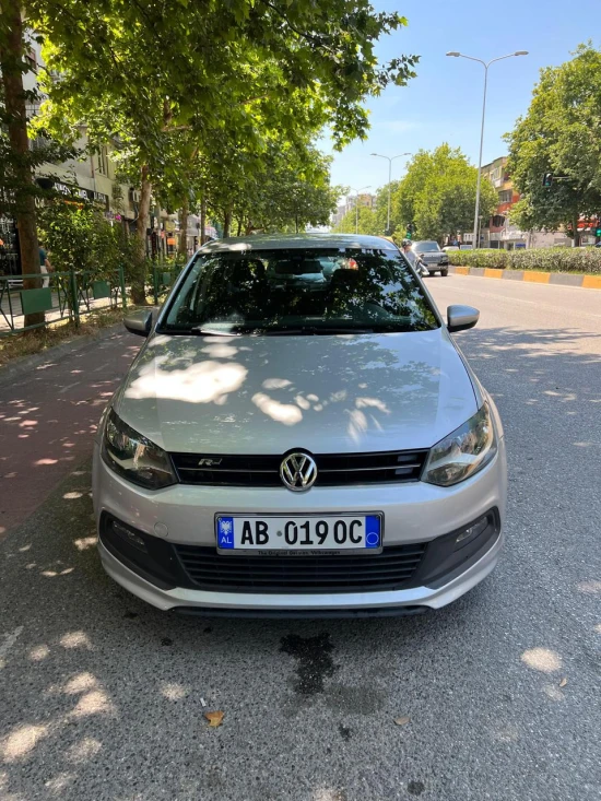 Merrni me qira një Volkswagen Polo të vitit 2013 në Tirana