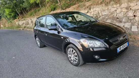 Merrni me qira një Kia cee'd / Ceed të vitit 2009 në Tirana