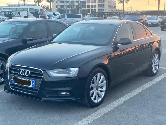 Louer une Audi A4 de l'année 2014 à Tirana