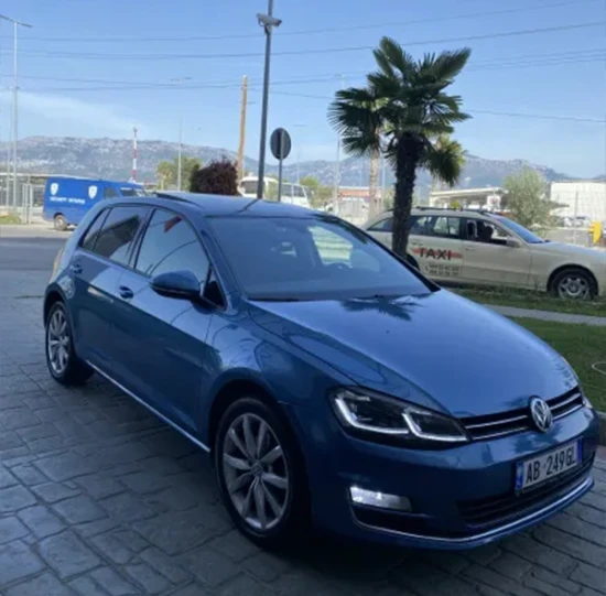 Louer une Volkswagen Golf 7 de l'année 2016 à Tirana