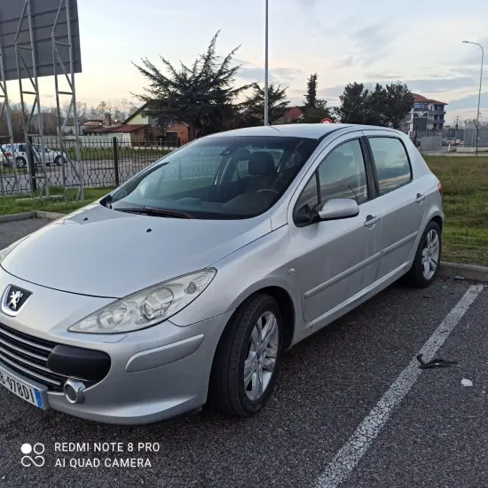 Merrni me qira një Peugeot 307 të vitit 2006 në Tirana