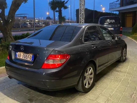 Merrni me qira një Mercedes-Benz C 200 të vitit 2009 në Tirana