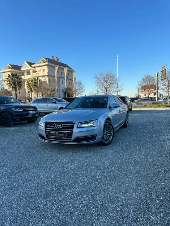Noleggia una Audi A8 dell'anno 2015 a Tirana