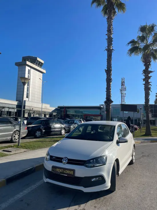 Louer une Volkswagen Polo de l'année 2015 à Tirana