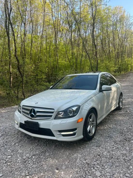 Wynajmij Mercedes-Benz C 300 z 2012 roku w Tirana