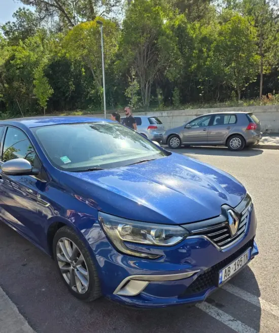 Noleggia una Renault Megane dell'anno 2016 a Tirana