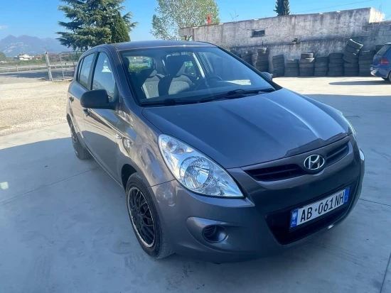 Merrni me qira një Hyundai i20 të vitit 2012 në Tirana