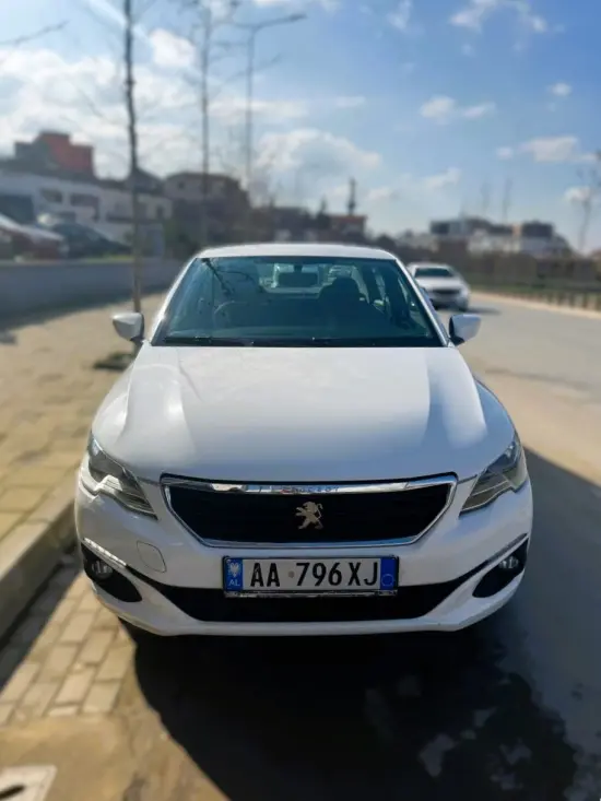 Merrni me qira një Peugeot 301 të vitit 2018 në Tirana