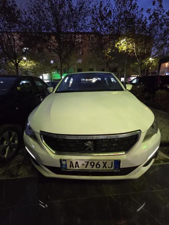 Merrni me qira një Peugeot 301 të vitit 2018 në Tirana