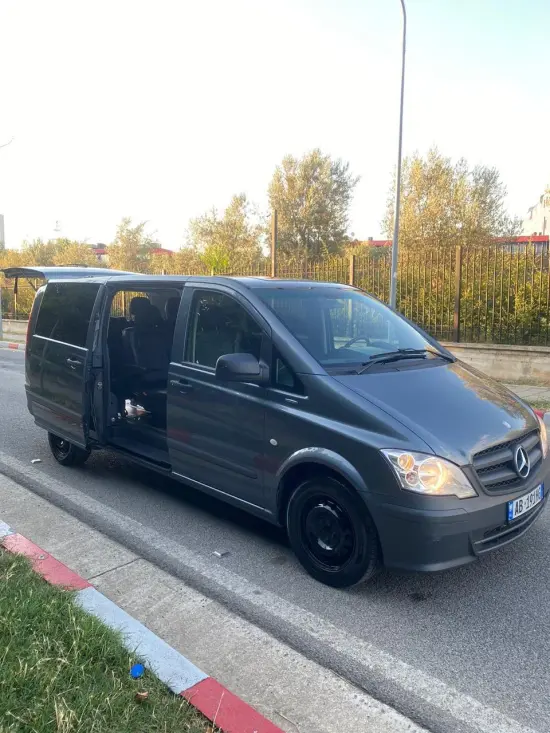 Noleggia una Mercedes-Benz Vito dell'anno 2012 a Tirana