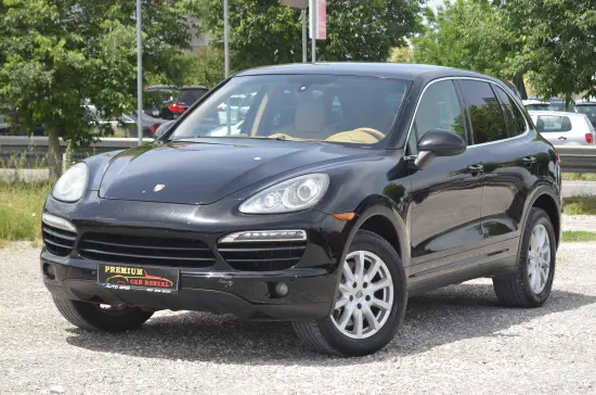 Noleggia una Porsche Cayenne dell'anno 2015 a Tirana