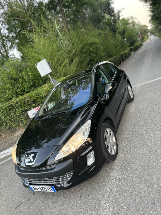 Louer une Peugeot 308 de l'année 2010 à Durrës