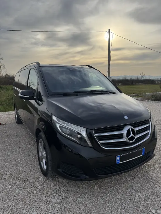 Merrni me qira një Mercedes-Benz V 250 të vitit 2019 në Tirana