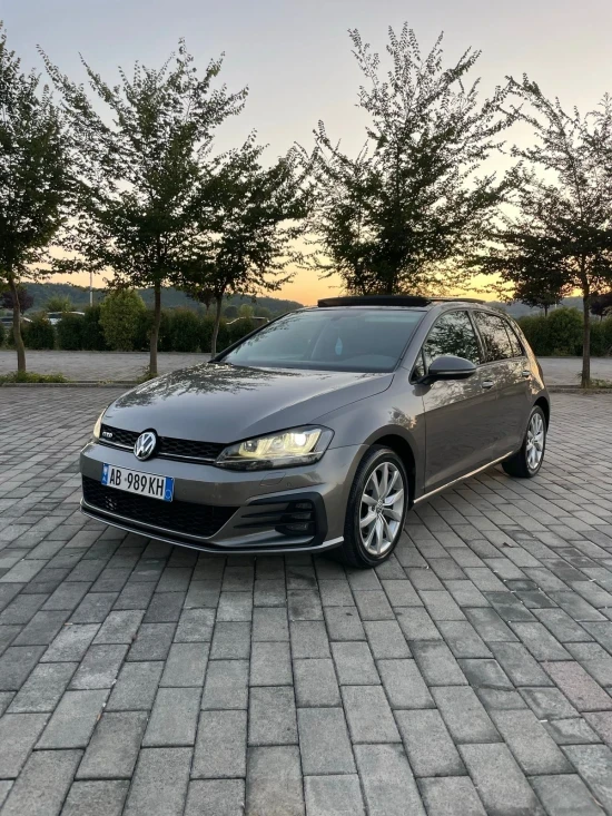 Wynajmij Volkswagen Golf 7 z 2016 roku w Tirana