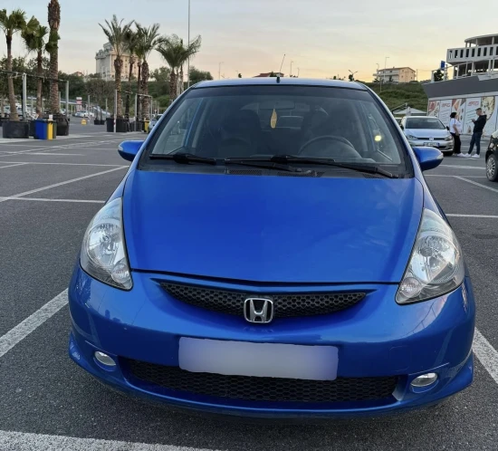 Merrni me qira një Honda Jazz të vitit 2007 në Tirana