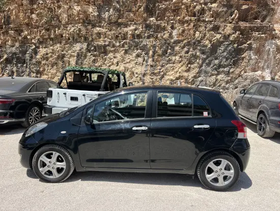 Louer une Toyota Yaris de l'année 2011 à Sarandë