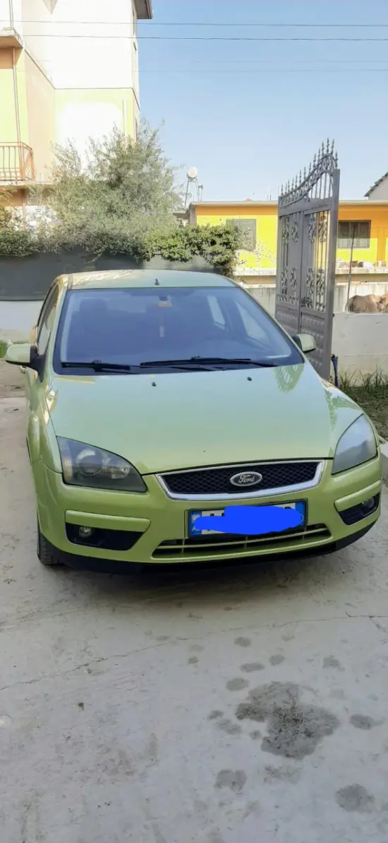 Noleggia una Ford Focus dell'anno 2006 a Tirana