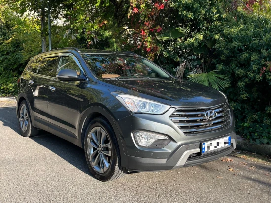 Noleggia una Hyundai Grand Santa Fe dell'anno 2016 a Tirana