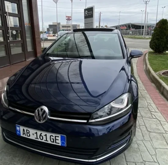 Noleggia una Volkswagen Golf 7 dell'anno 2015 a Tirana