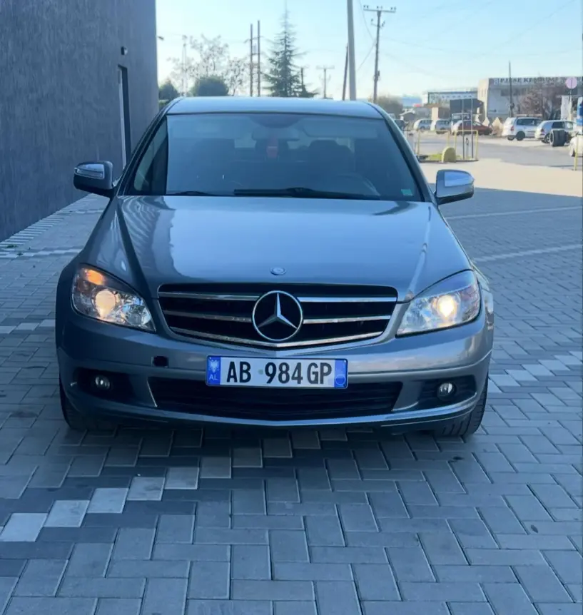 Alquila un coche en Tirana