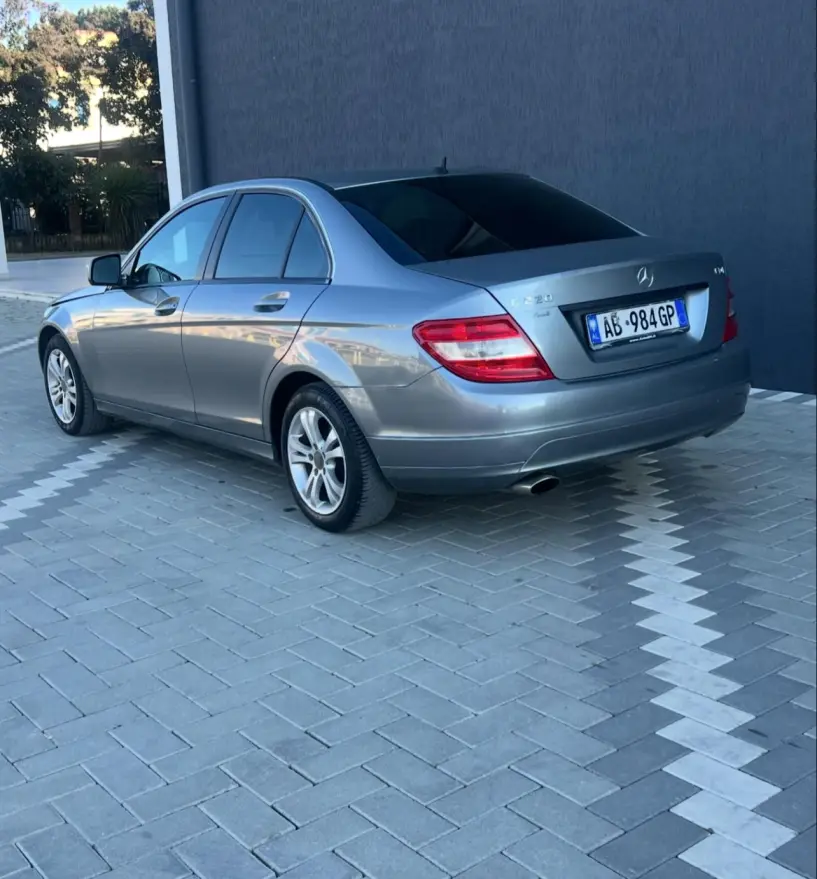 Alquila un coche en Tirana