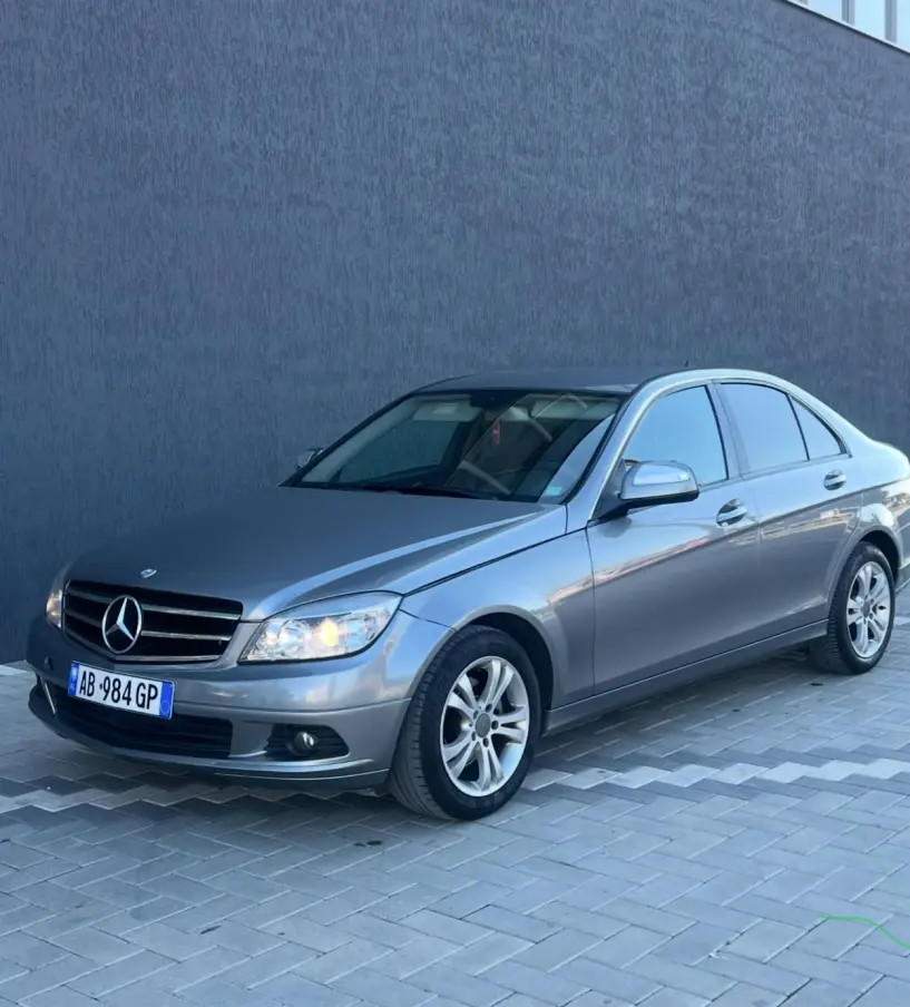 Alquila un coche en Tirana