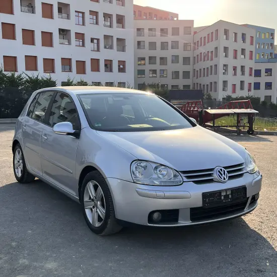Merrni me qira një Volkswagen Golf 5 të vitit 2005 në Tirana