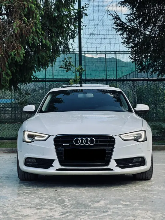 Louer une Audi A5 de l'année 2013 à Elbasan