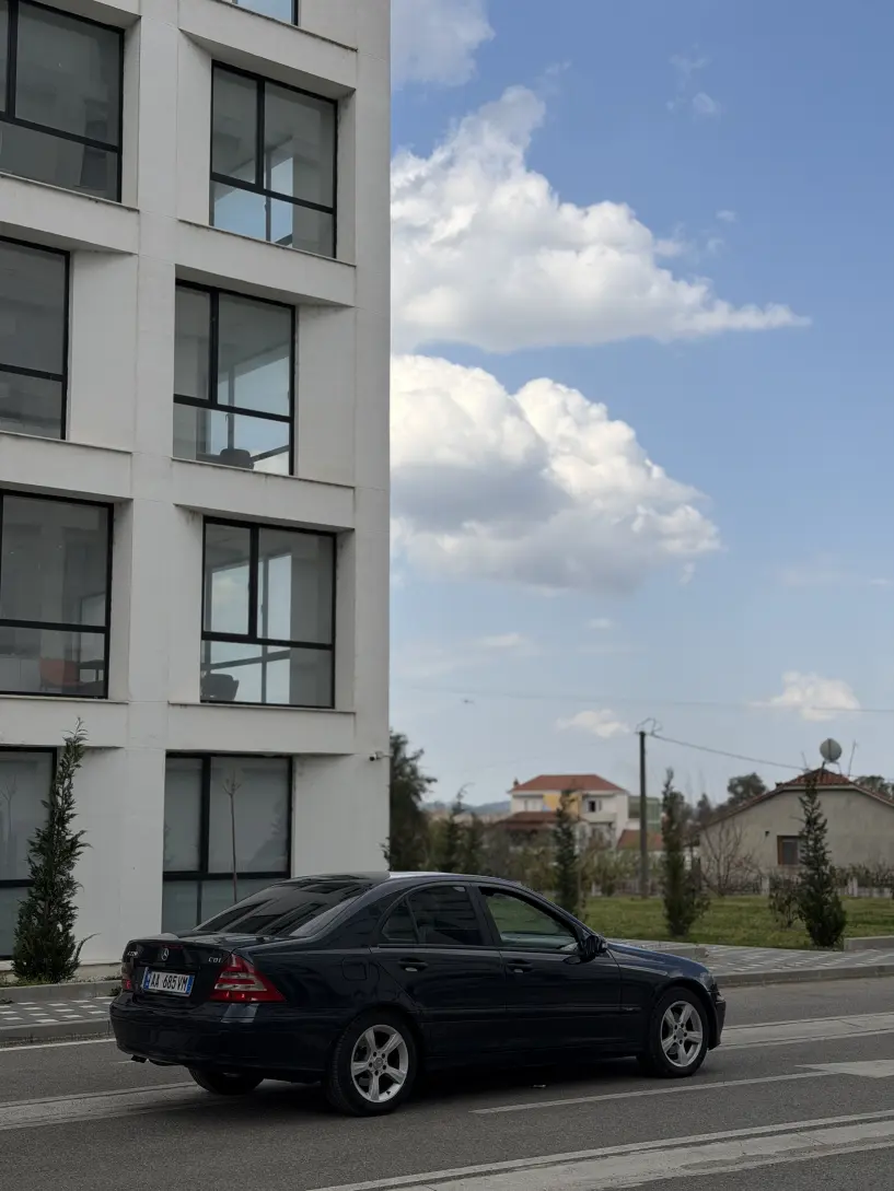 Noleggia un'auto a Tirana