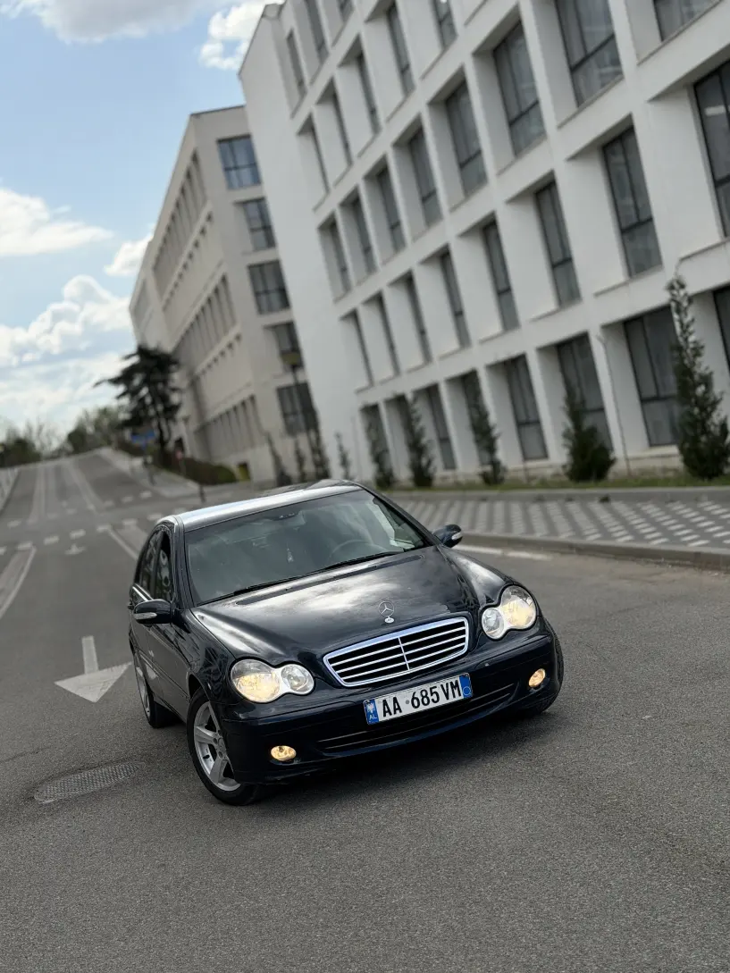 Noleggia un'auto a Tirana