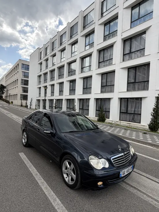 Noleggia una Mercedes-Benz 200 dell'anno 2006 a Tirana