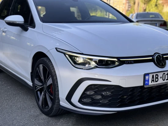 Merrni me qira një Volkswagen Golf 8 të vitit 2021 në Tirana