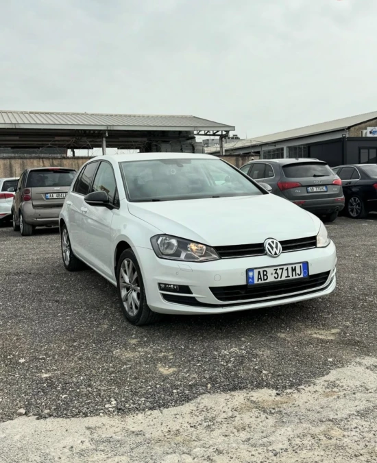 Louer une Volkswagen Golf 7 de l'année 2014 à Tirana