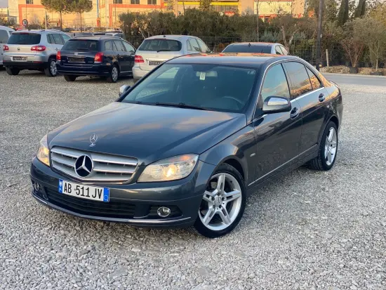 Louer une Mercedes-Benz C 220 de l'année 2008 à Tirana