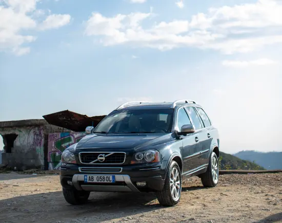 Noleggia una Volvo XC90 dell'anno 2013 a Tirana